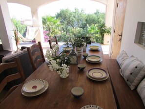 تناول الطعام بالخارج