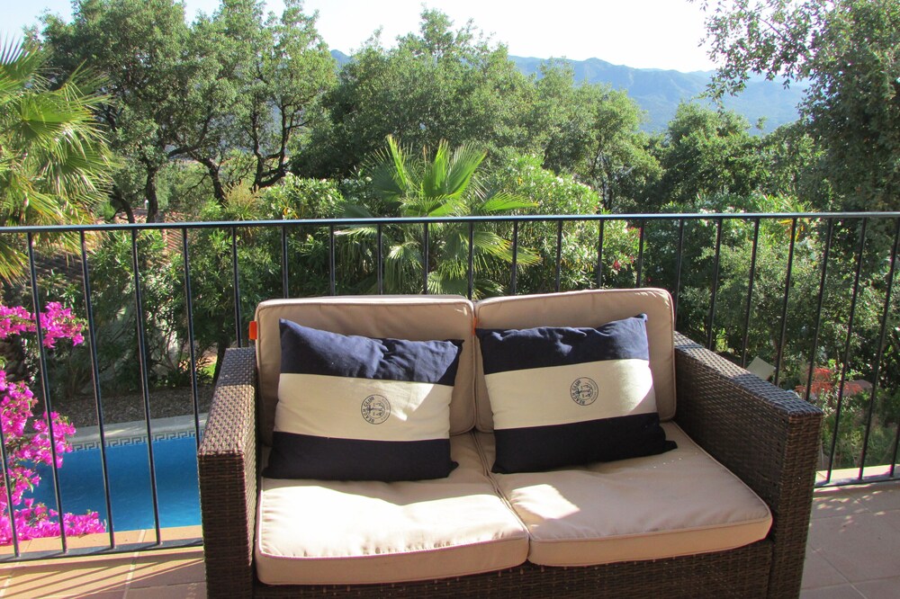 Cosy 2 bedroom apartment close to beautiful beaches and mountains