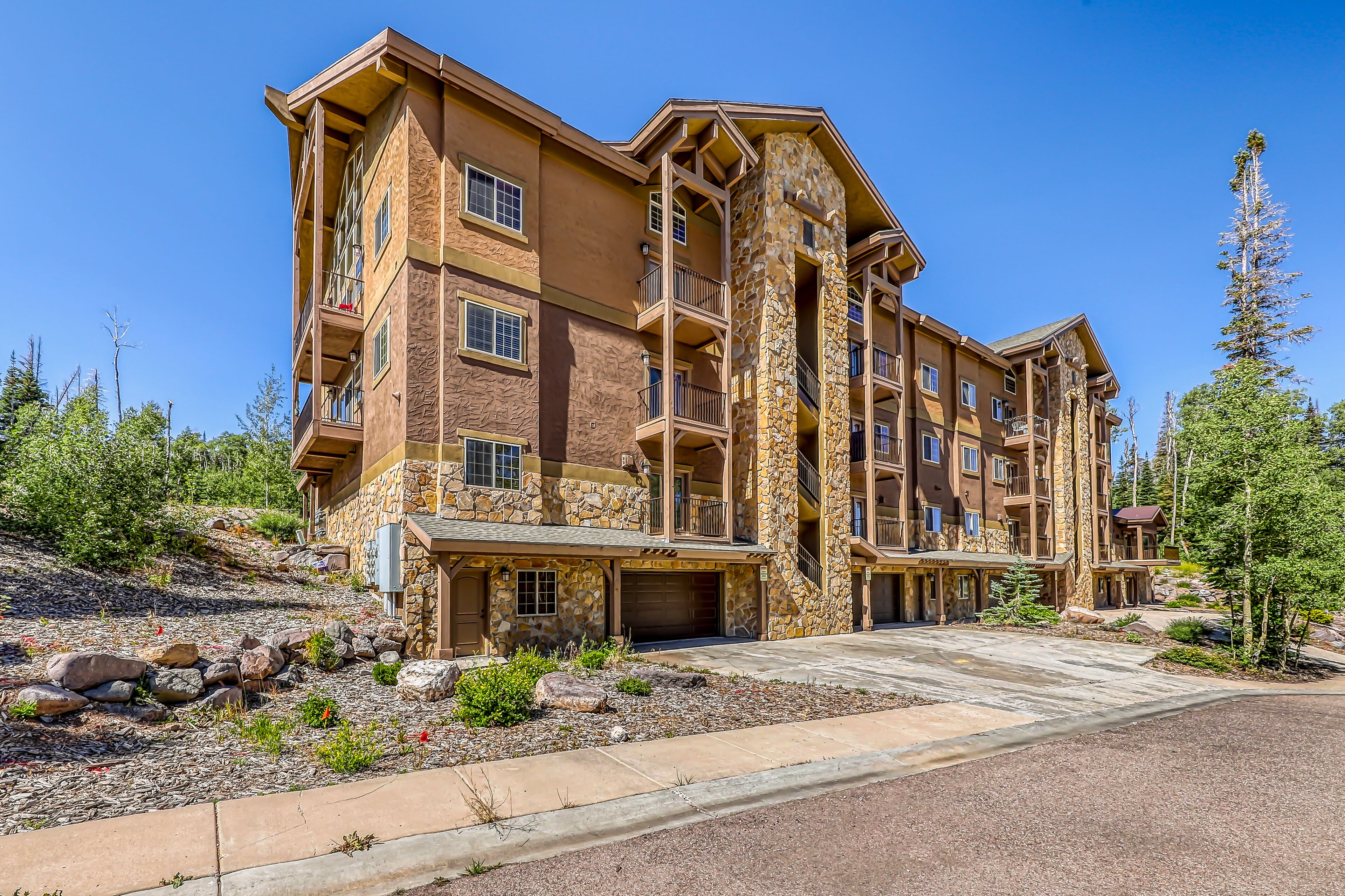 Two-level condo w/mountain view, jetted tub, balcony & gas grill