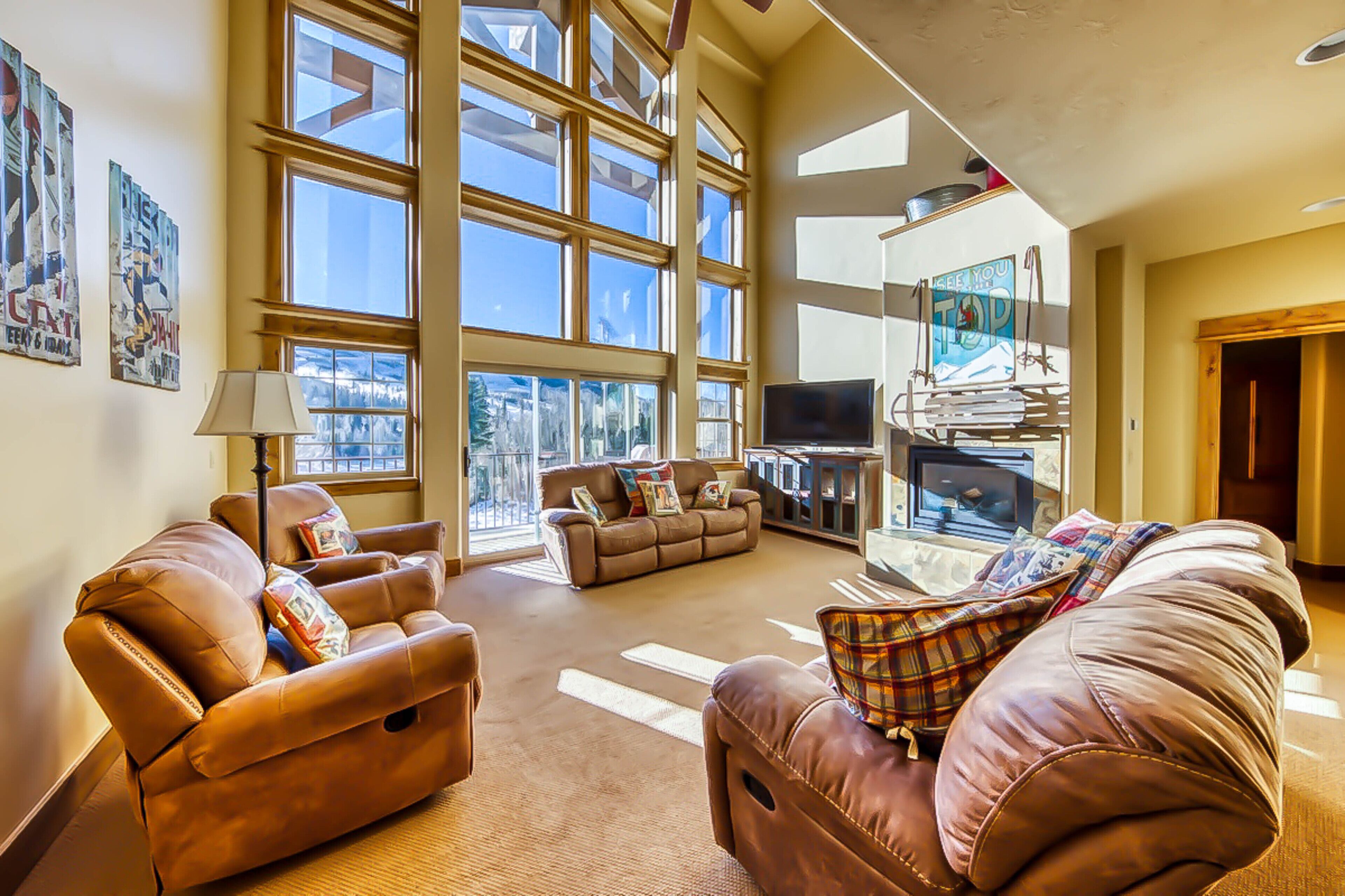 Two-level condo w/mountain view, jetted tub, balcony & gas grill