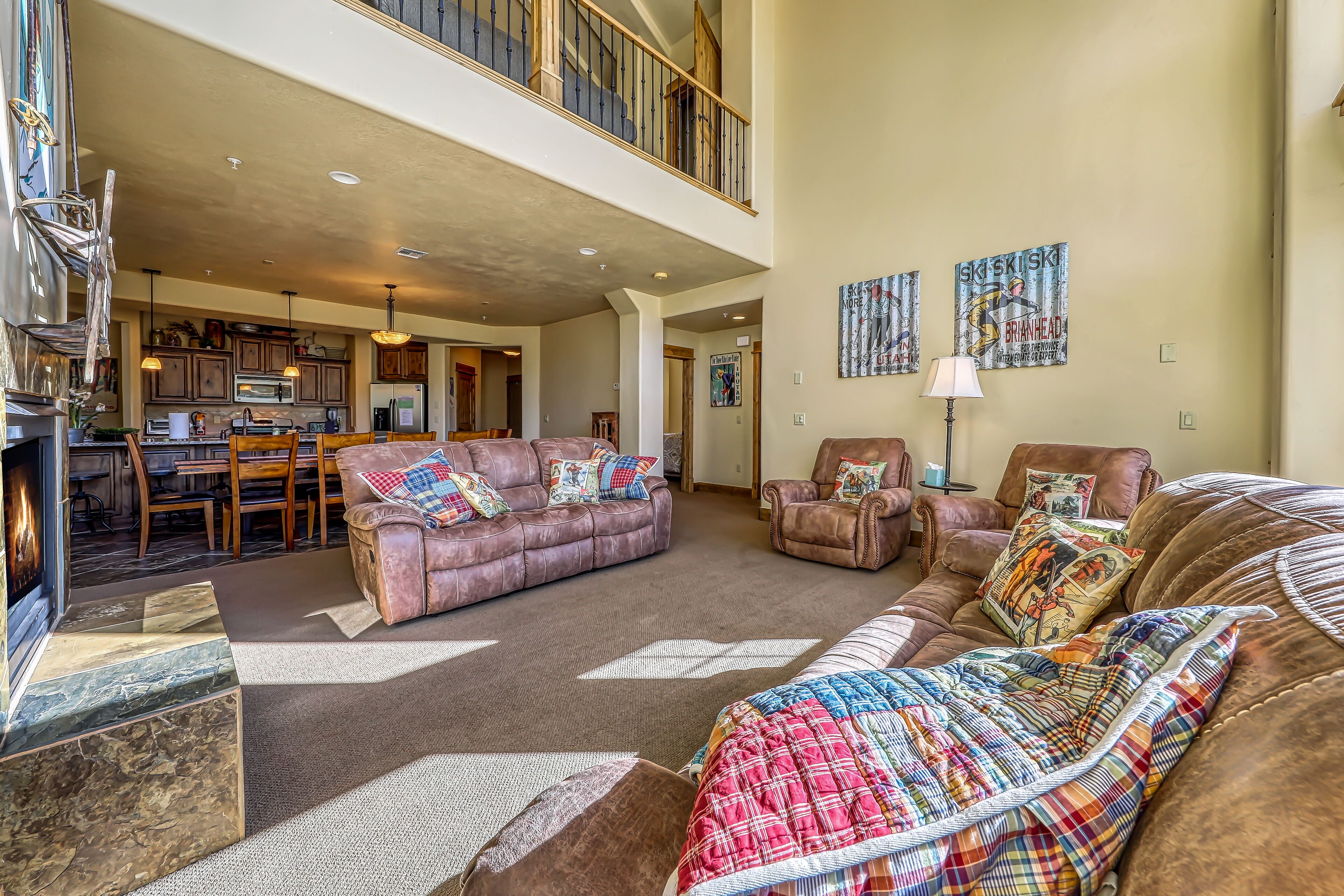 Two-level condo w/mountain view, jetted tub, balcony & gas grill