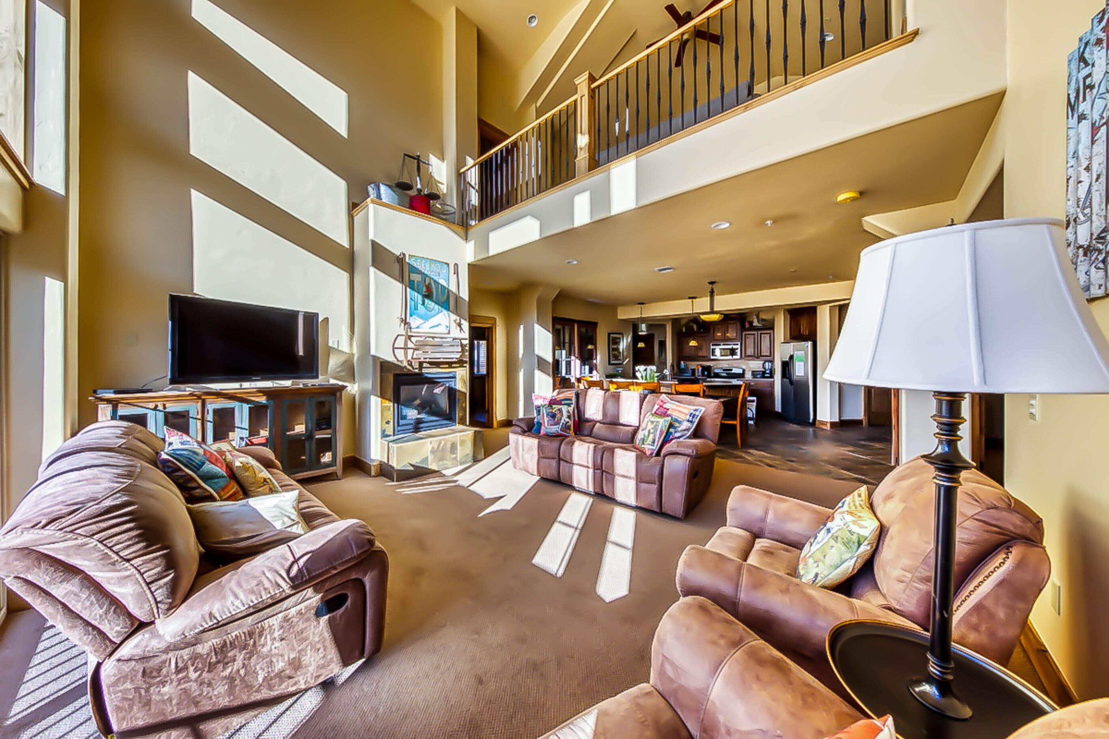 Two-level condo w/mountain view, jetted tub, balcony & gas grill