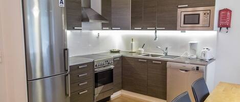 Køleskab, mikrobølgeovn, opvaskemaskine, køkkentøj/tallerkener/redskaber