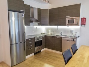 Kühlschrank, Mikrowelle, Geschirrspüler, Kochgeschirr/Geschirr/Besteck