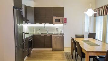 Geladeira, micro-ondas, lava-louças