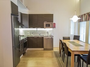 Køleskab, mikrobølgeovn, opvaskemaskine, køkkentøj/tallerkener/redskaber