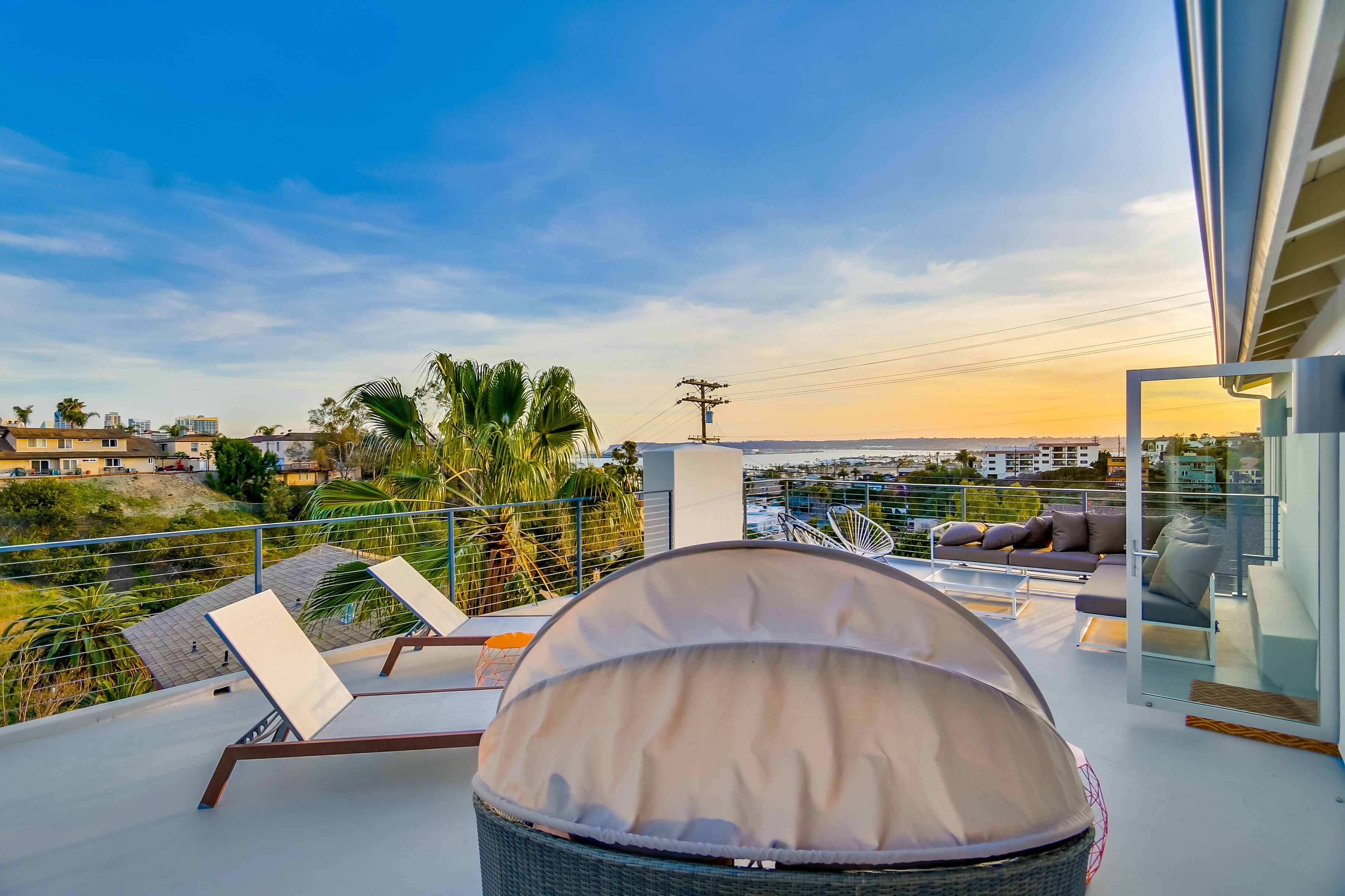 Luxury Retreat with Ocean & Canyon panoramic views, 5min to dwtn, multiple decks