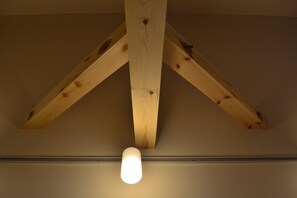 A ceiling with wooden beams and a single light fixture. - BED N CHILL Shippoya - Hostel (Mitoyo)
