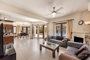 Tv, dvd-spelare och böcker