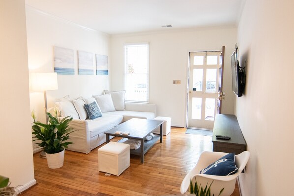 Een smart-tv en boeken