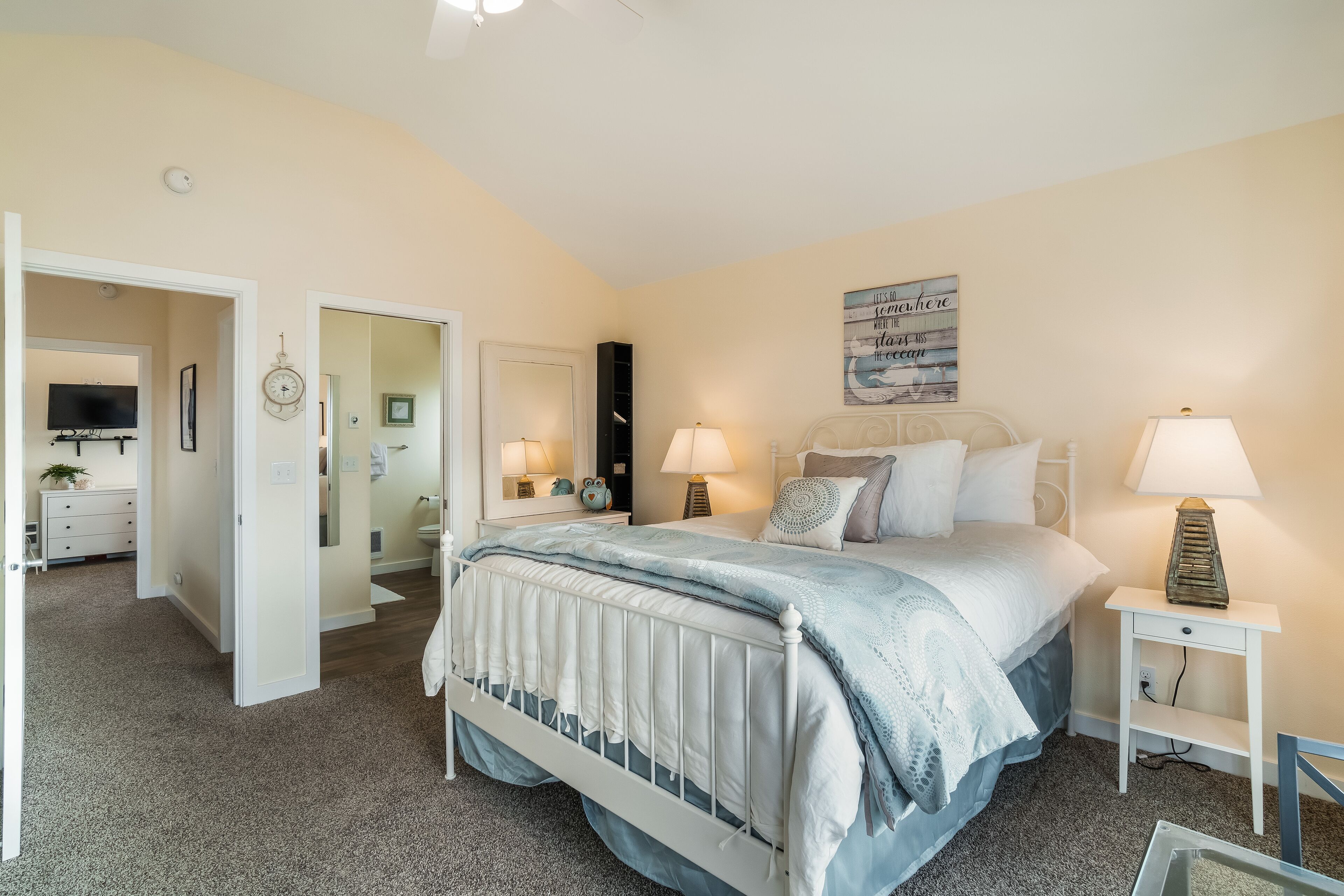 Ocean-view home with two balconies & well-equipped kitchen - walk to the beach