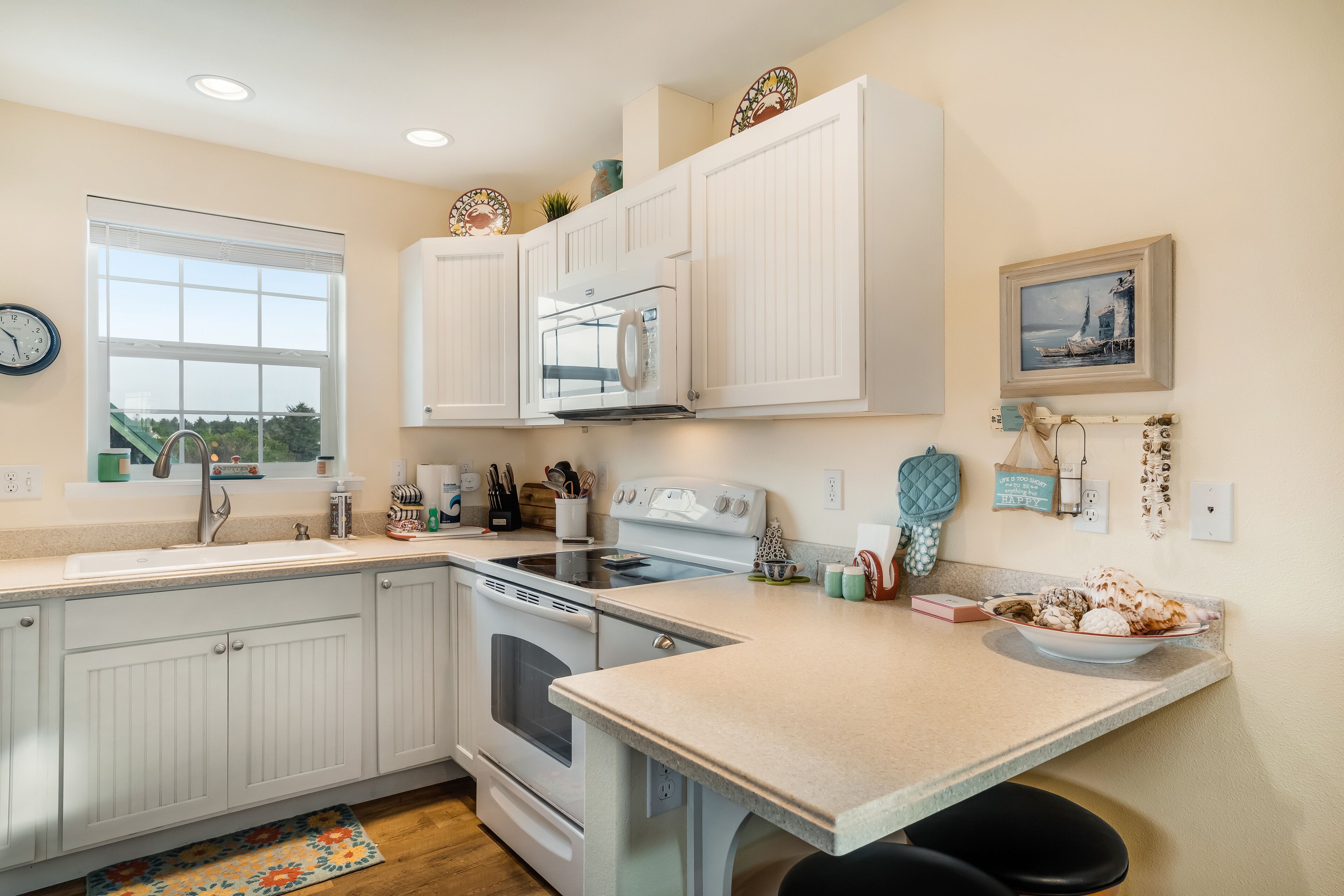 Ocean-view home with two balconies & well-equipped kitchen - walk to the beach