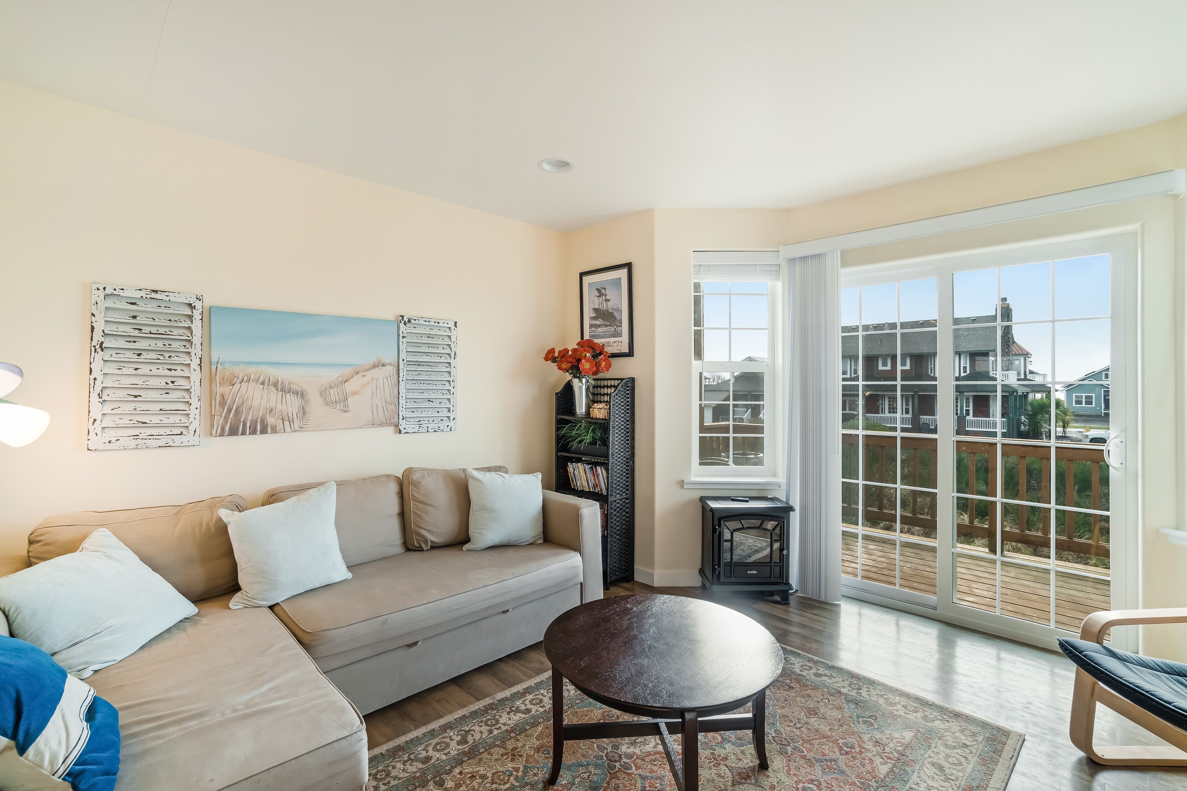 Ocean-view home with two balconies & well-equipped kitchen - walk to the beach