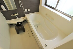 Private Vacation Home | Bathroom | Separate bathtub and shower, free toiletries, hair dryer, slippers - Hotel El Shinjuku 1 (Tokyo)