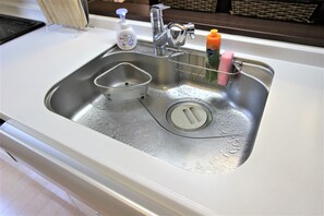 Private Vacation Home | Private kitchen | Fridge, microwave, stovetop, coffee/tea maker - Hotel El Shinjuku 1 (Tokyo)