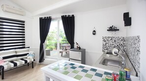 Basic Room (Stavia) | Private kitchenette | Fridge, microwave, stovetop, electric kettle - Ciel Pension (Yangyang)