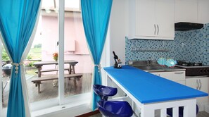 Room (Iris) | Private kitchenette | Fridge, microwave, stovetop, electric kettle - Ciel Pension (Yangyang)