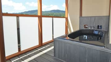 標準客房, 非吸煙房, 山景 (Open-air Bath, Futon from 3rd guests) | 浴室 | 拖鞋、智能廁板座廁、提供毛巾