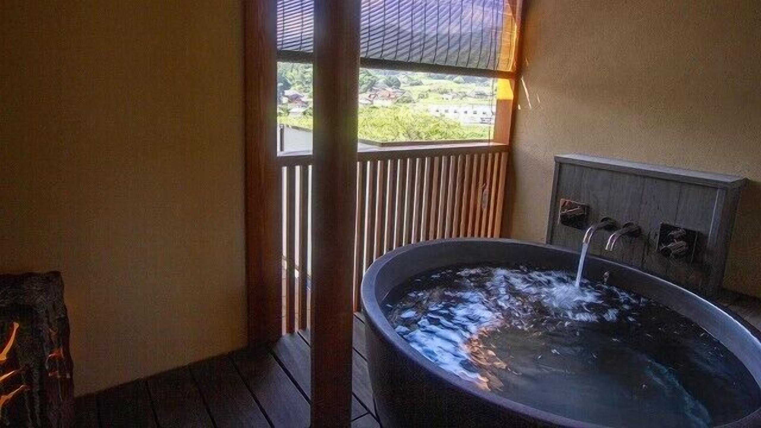 Ein Whirlpool in einem Zimmer mit Blick auf grüne Landschaft.