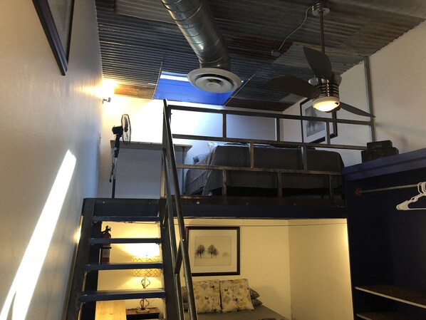 6 bedrooms, iron/ironing board, WiFi, bed sheets