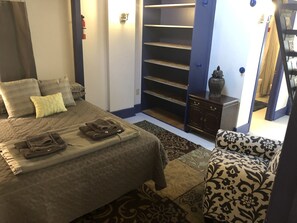 6 bedrooms, iron/ironing board, WiFi, bed sheets