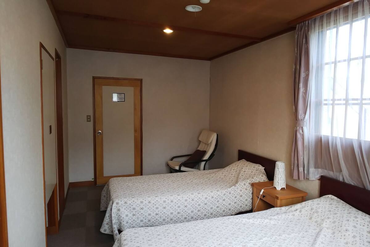 Western Style Room with Private Bathroom and Toilet | WiFi (free)