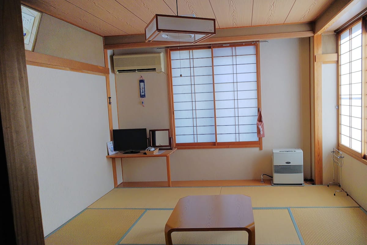 Japanese Style Room with Private Bathroom and Toilet | Free WiFi