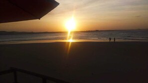 Ubicación cercana a la playa y arena blanca
