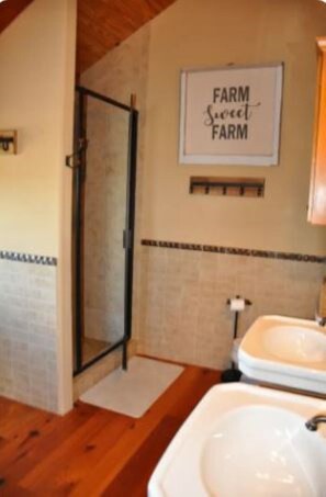 Vasca, asciugacapelli, asciugamani, sapone