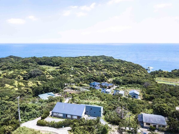 A remote hotel with a yoga studio, surrounded by dense forest and overlooking the ocean. - Ananda Chillage (Yakushima)