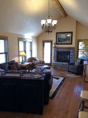 Fernseher, Kamin, DVD-Player