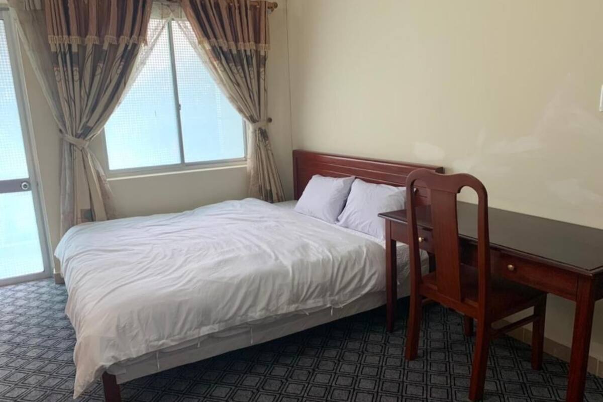 Blackout drapes, free WiFi, bed sheets