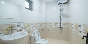 Regadera, amenidades de baño gratuitas, secadora de cabello, pantuflas
