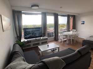 Living area - 75m from the beach / 50m to the marina - newly renovated apartment (Kiel)