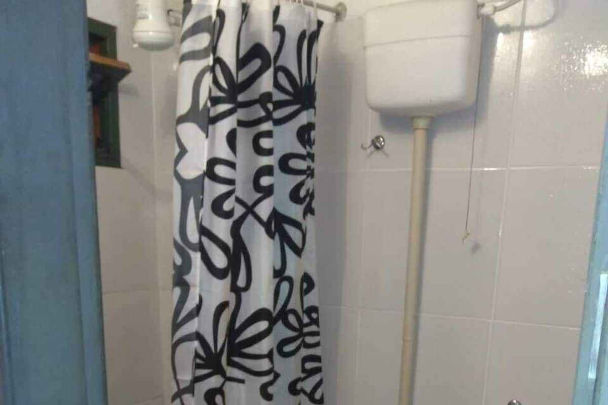 Quarto triplo standard | Banheiro | Chuveiro, toalhas de banho