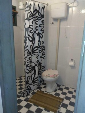 Standard Triple Room | Bathroom | Shower, towels - Camping da Cachoeira (Angra dos Reis)