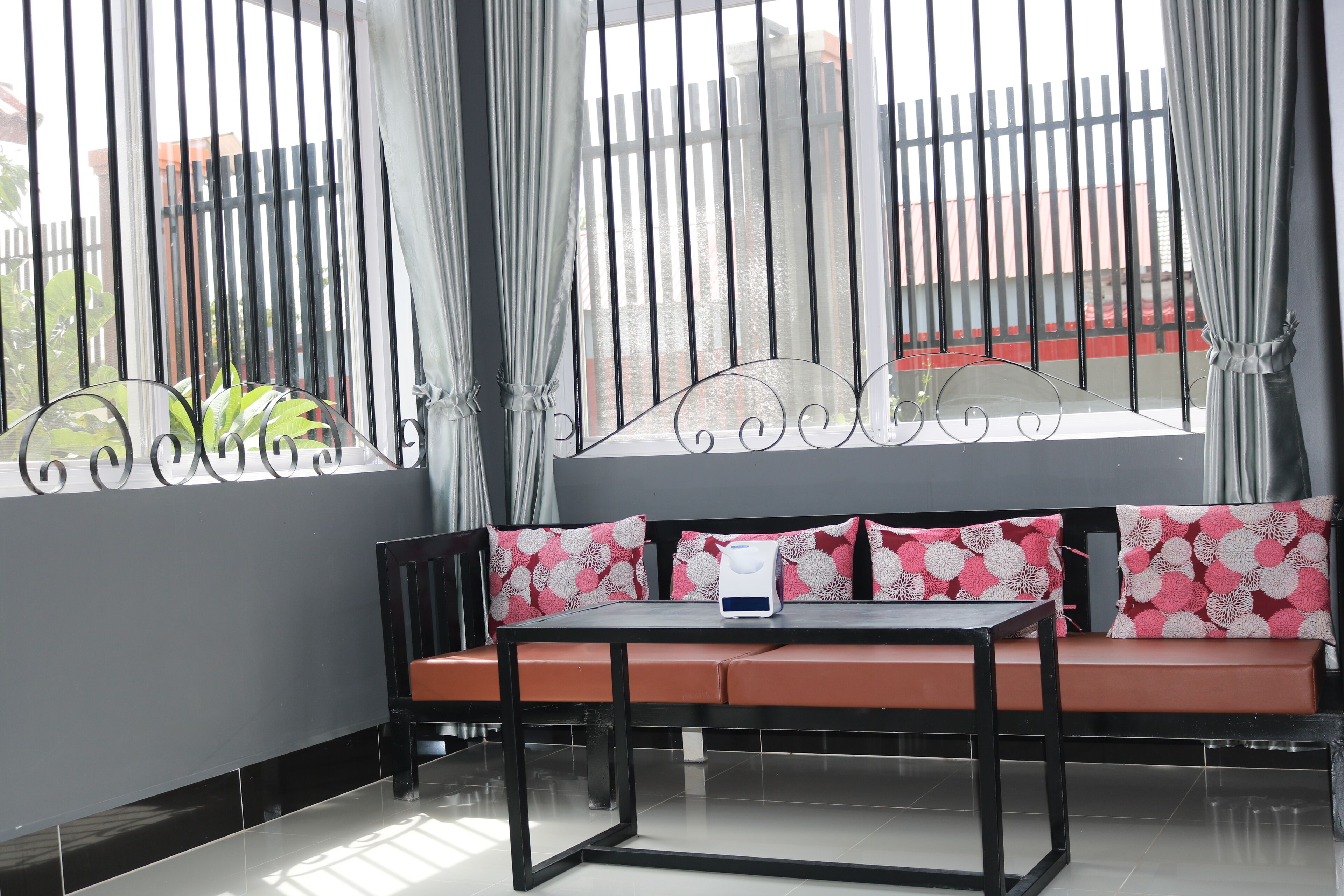 Suite Keluarga, pemandangan kebun | Dapur kecil pribadi | Microwave di ruangan umum dan tisu