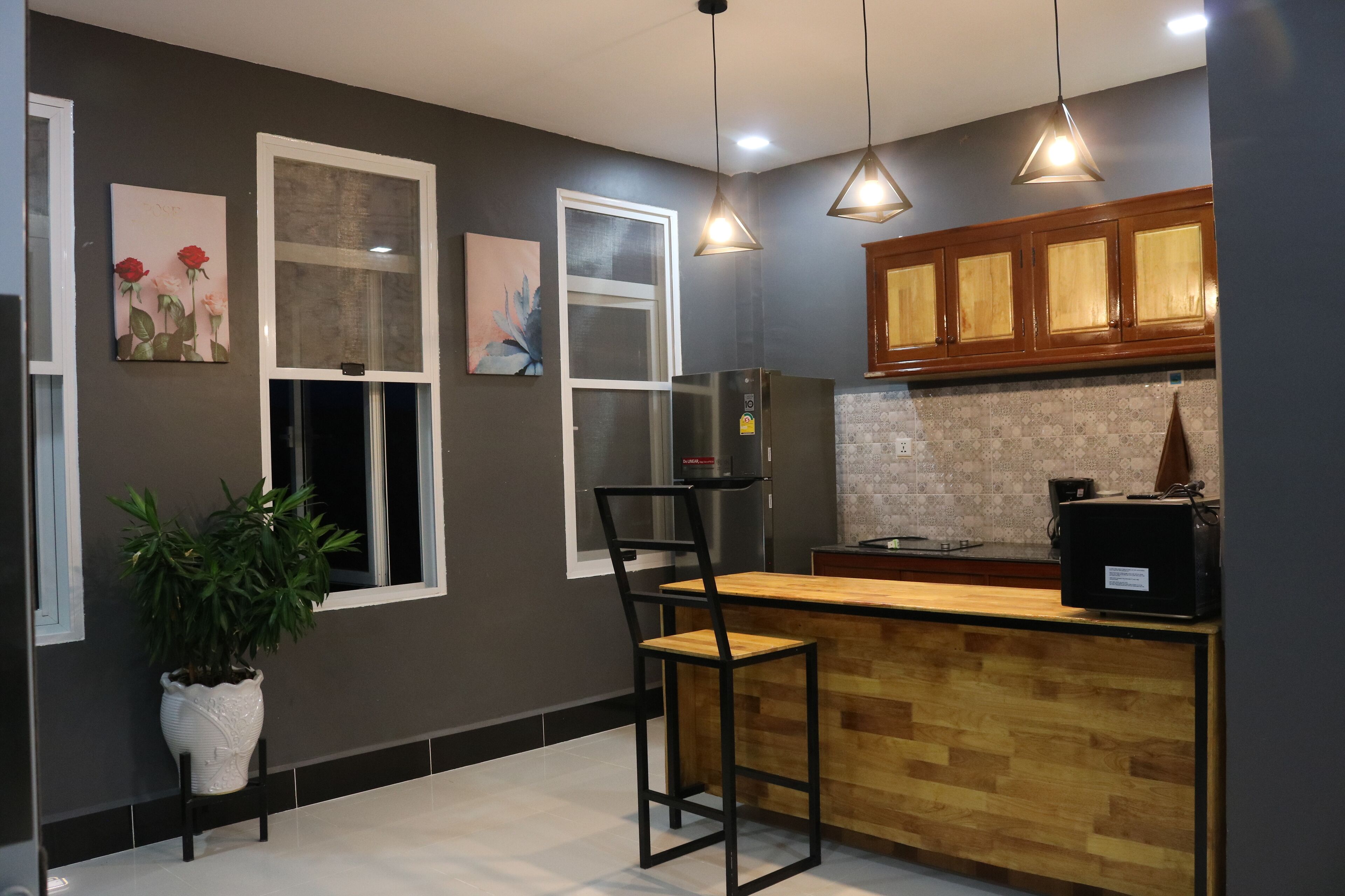 Superior Triple Room | Private kitchen | Microwave, paper towels