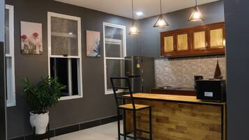 Superior Triple Room | Private kitchen | Microwave, paper towels