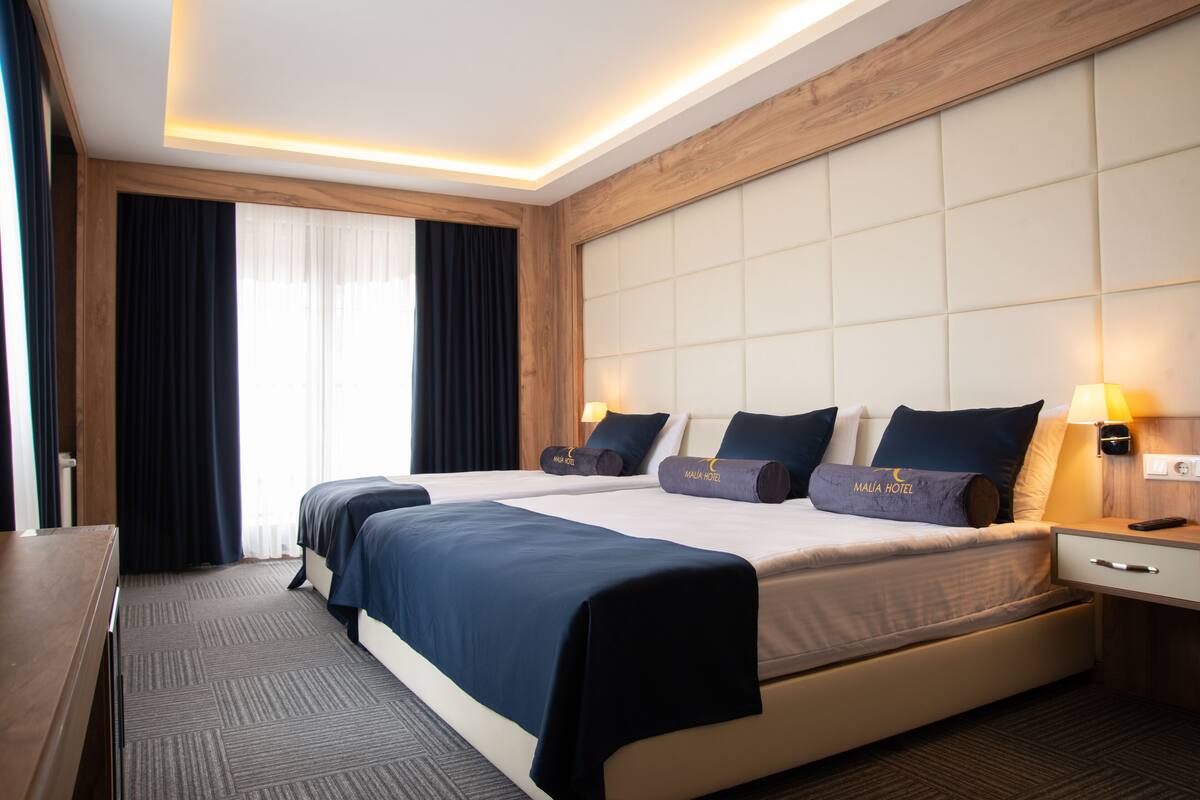 Roupas de cama premium, frigobar, cofres nos quartos, escrivaninha