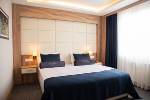 Roupas de cama premium, frigobar, cofres nos quartos, escrivaninha