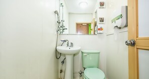 Chambre, dans les dépendances (2F) | Salle de bain