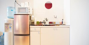 Quarto família (Standard 101) | Cozinha americana privada | Geladeira, micro-ondas, chaleira elétrica