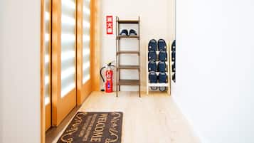 Habitación familiar (Standard 101) | Escritorio, sistema de insonorización, wifi gratis