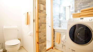 Standard Family Room 202 | Bathroom | Separate tub and shower, free toiletries, hair dryer, slippers