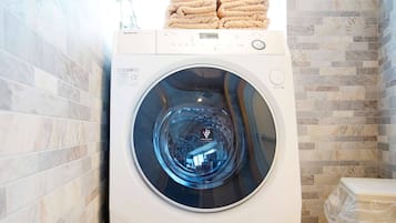 Familiekamer (Standard 201) | Badkamervoorzieningen | Een aparte badkuip en douche, gratis toiletartikelen, een haardroger