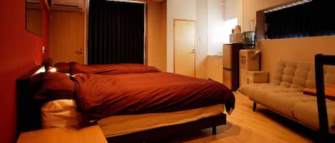 Standard Family Room 201 | Desk, soundproofing, free WiFi