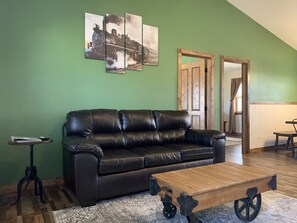 Appartamento (A) | Area soggiorno | TV a schermo piatto 55 pollici con canali via cavo, Smart TV, Netflix