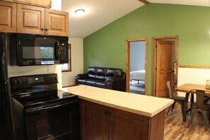 Appartamento (A) | Cucina privata | Frigorifero con congelatore, microonde, forno, piano cottura