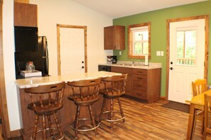 Apartment (C) | Private kitchen | Full-size fridge, microwave, oven, stovetop - Trailhead Suites (Marysville)